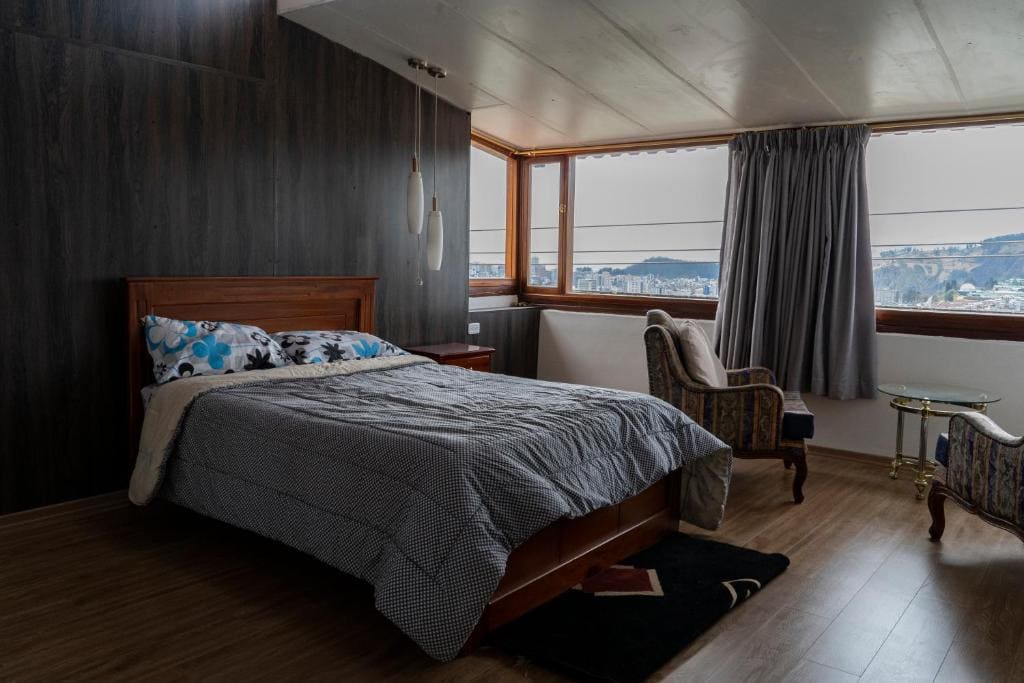 Apartment with Mountain View room - Image 2