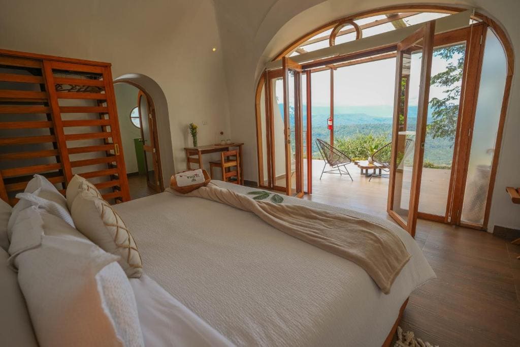 Deluxe Double Room with Balcony room - Image 2