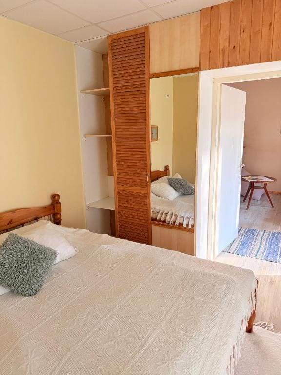 One-Bedroom Apartment room - Image 1
