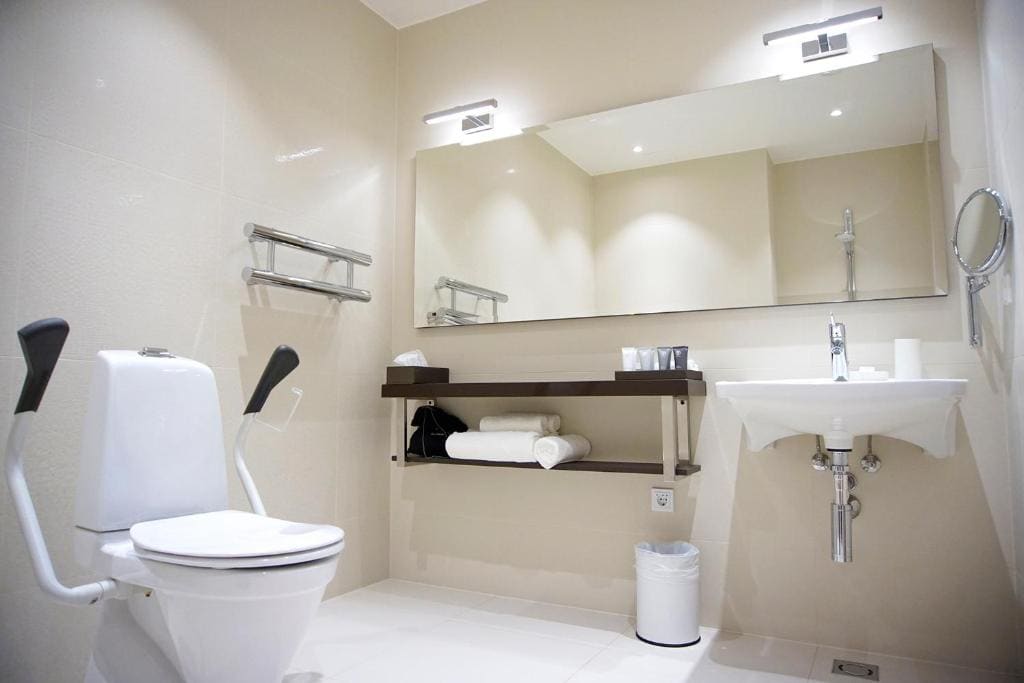 Double Room with Spa Access – Accessible room - Image 2