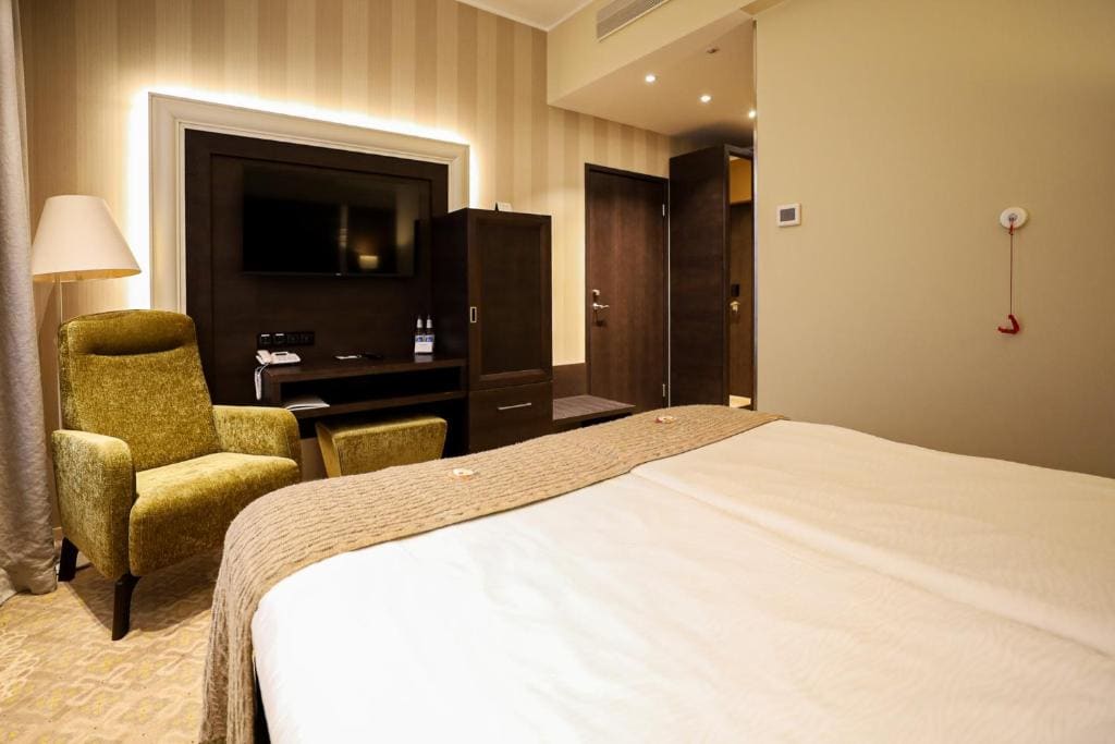Double Room with Spa Access – Accessible room - Image 3