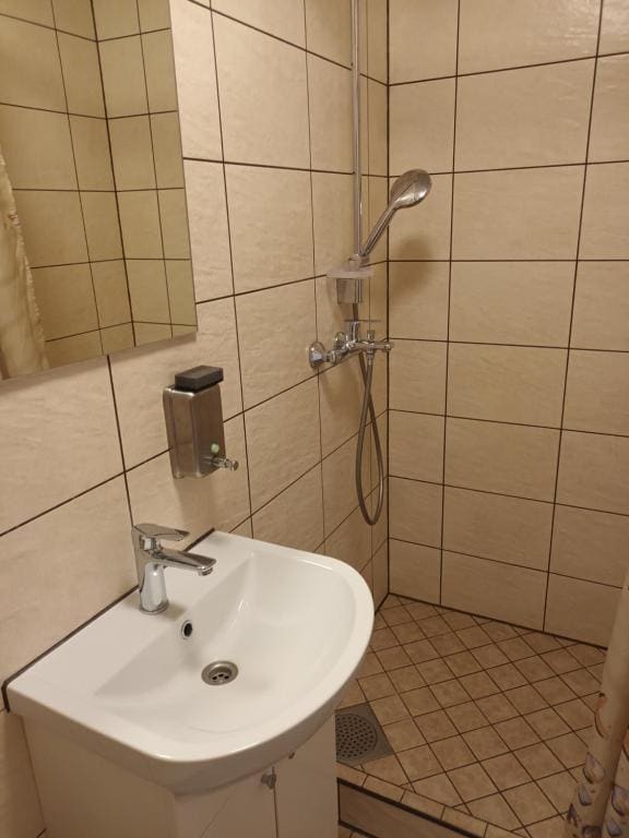 Twin Room with Bathroom room - Image 2