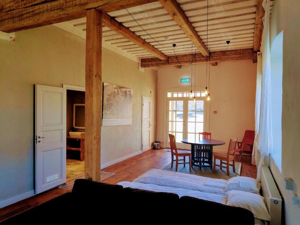Family Room with Bathroom room - Image 1
