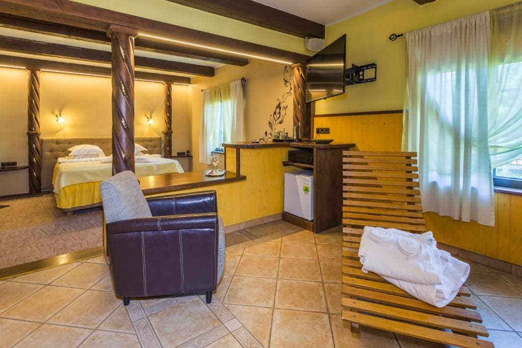 Deluxe Suite with Spa Bath room - Image 1