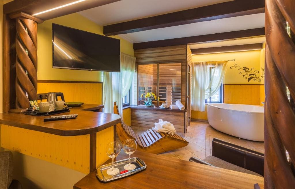 Deluxe Suite with Spa Bath room - Image 3