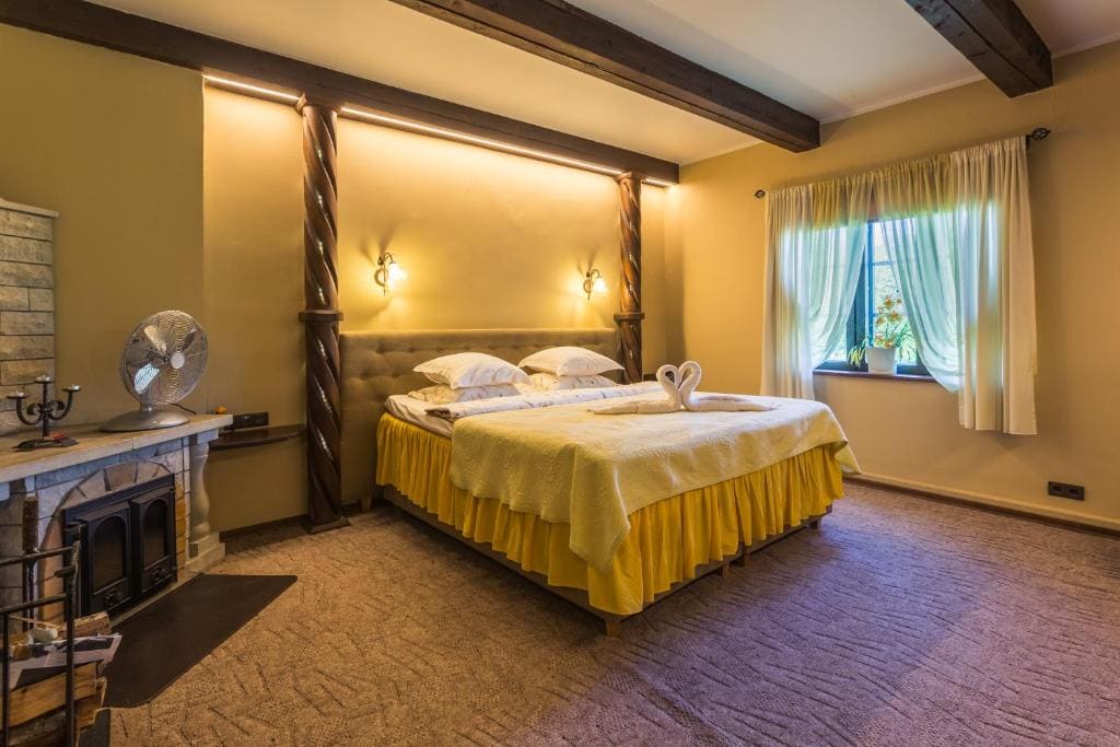 Deluxe Suite with Spa Bath room - Image 2