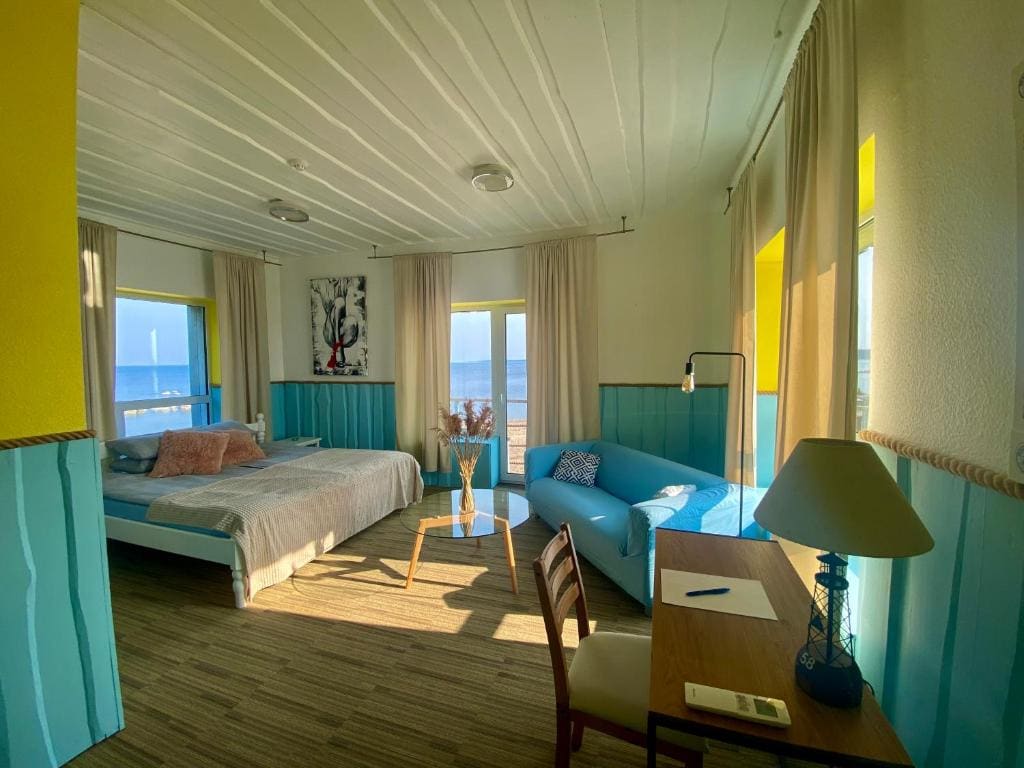 Deluxe Double Room with Balcony and Sea View room - Image 3