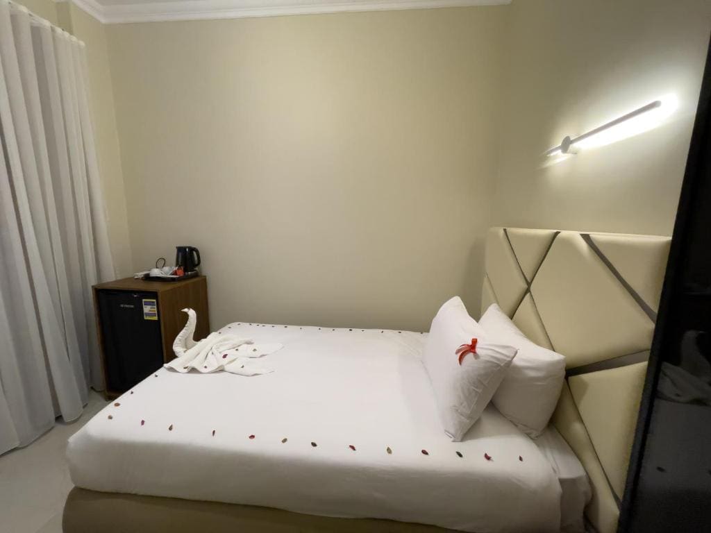 Single Room with Bathroom room - Image 1