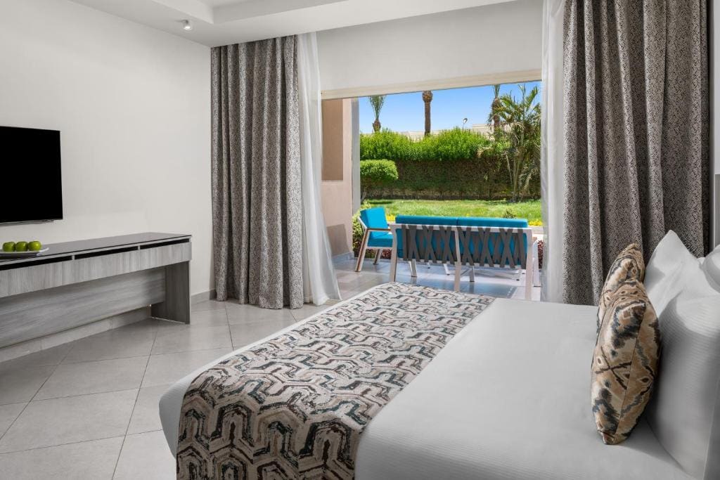Large Family Room room - Image 3
