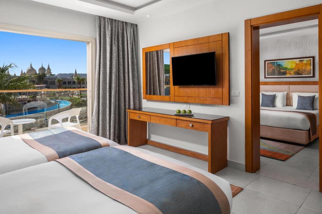 Large Family Room room - Image 2