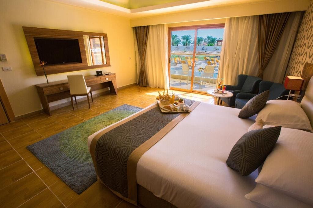 Two-Bedroom Jacuzzi Bungalow room - Image 2