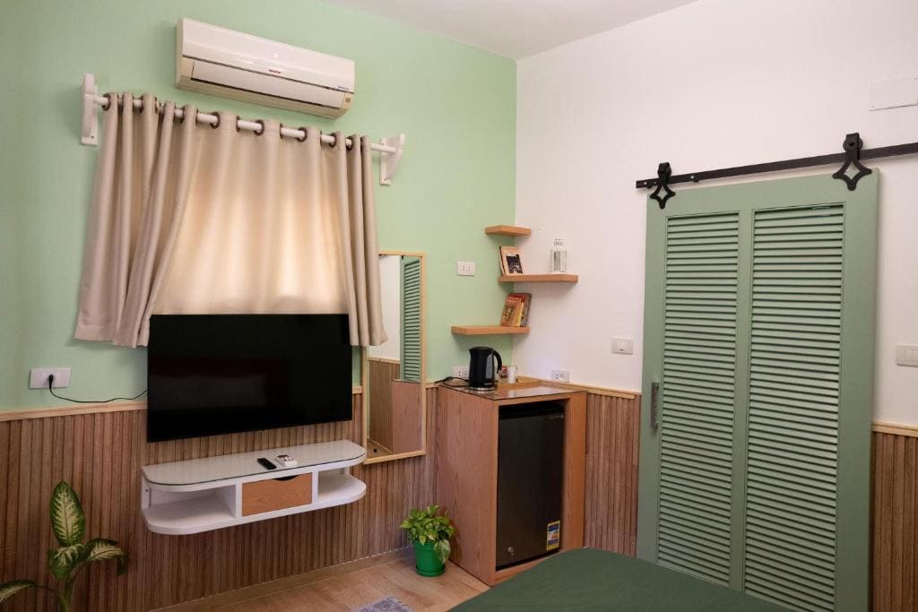 Deluxe Queen Room room - Image 1
