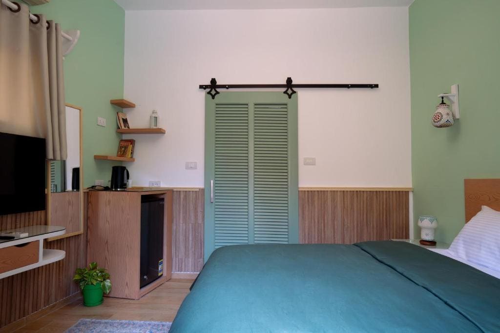 Deluxe Queen Room room - Image 2