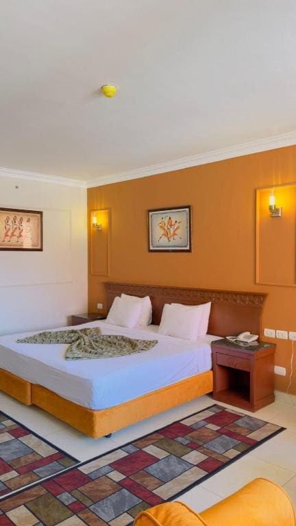 Double Room with Pool View room - Image 2