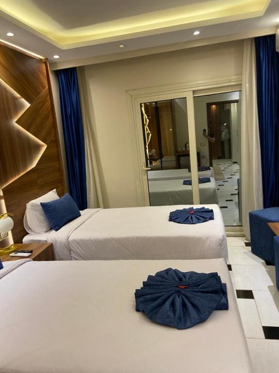 Deluxe Double or Twin Room room - Image 2