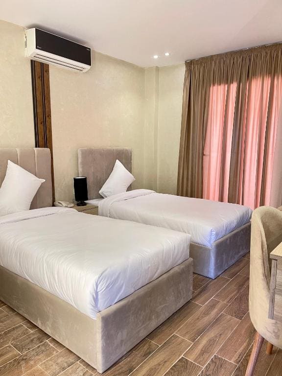 Deluxe Twin Room room - Image 1
