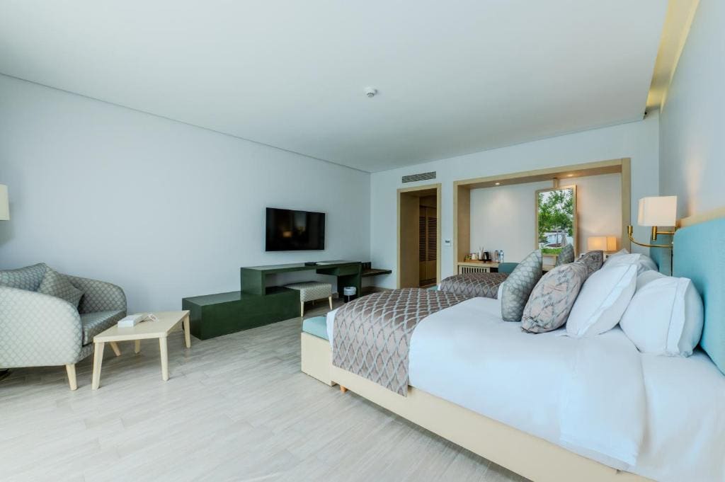 Deluxe Double or Twin Room with Pool View room - Image 3