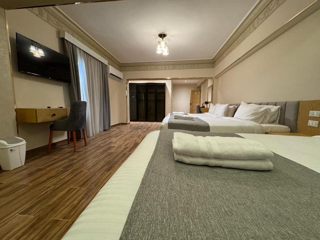 Deluxe Quadruple Room room - Image 1