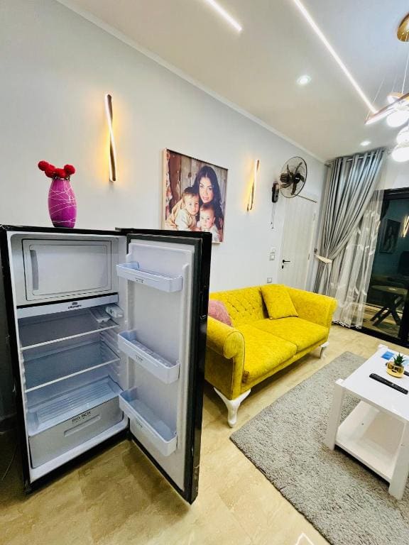 One-Bedroom House room - Image 2