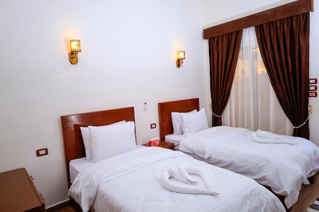 Double Room with Pool View room - Image 2