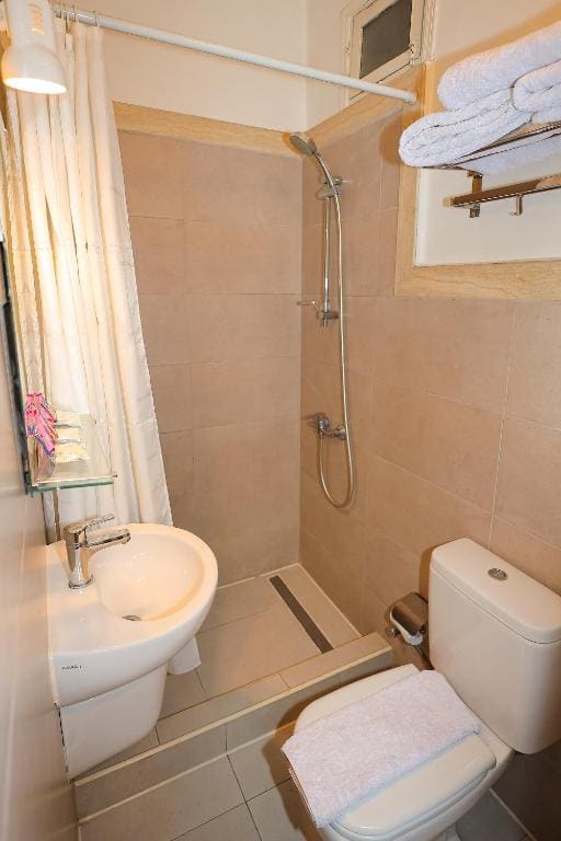 Superior Twin Room room - Image 3