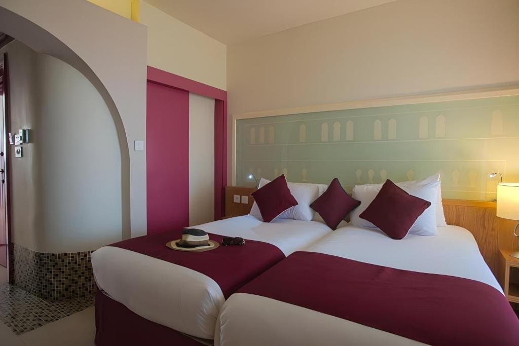Standard Twin Room with Sea View room - Image 3