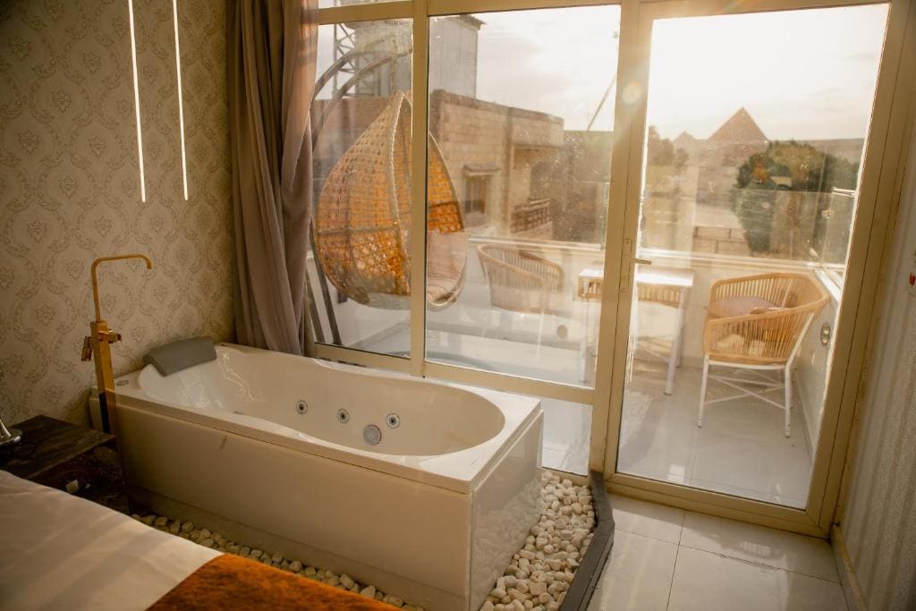 panorama suite with pyramids view room - Image 3