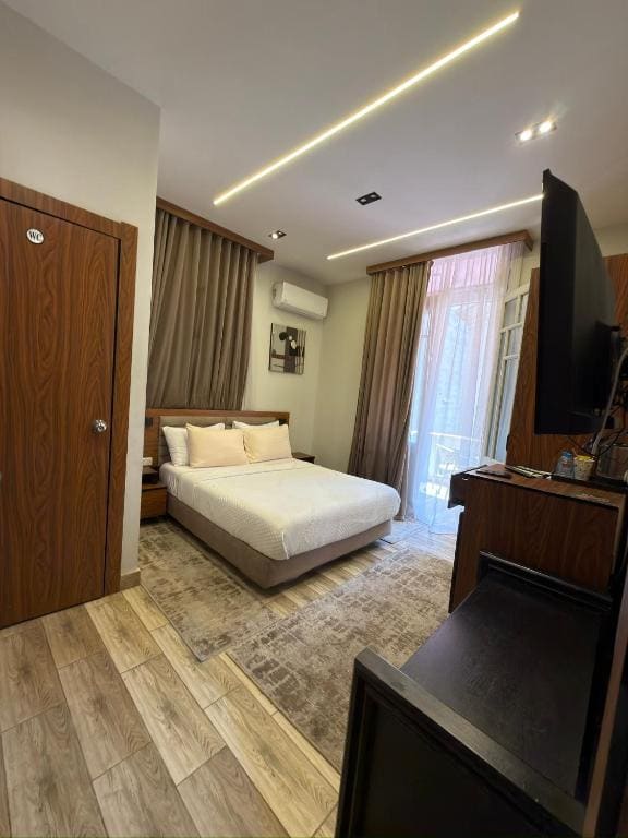 Deluxe Double Room with Balcony room - Image 3