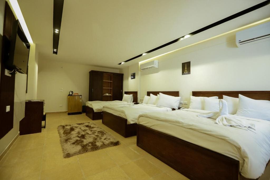Suite with Pyramids View & Jacuzzi room - Image 2
