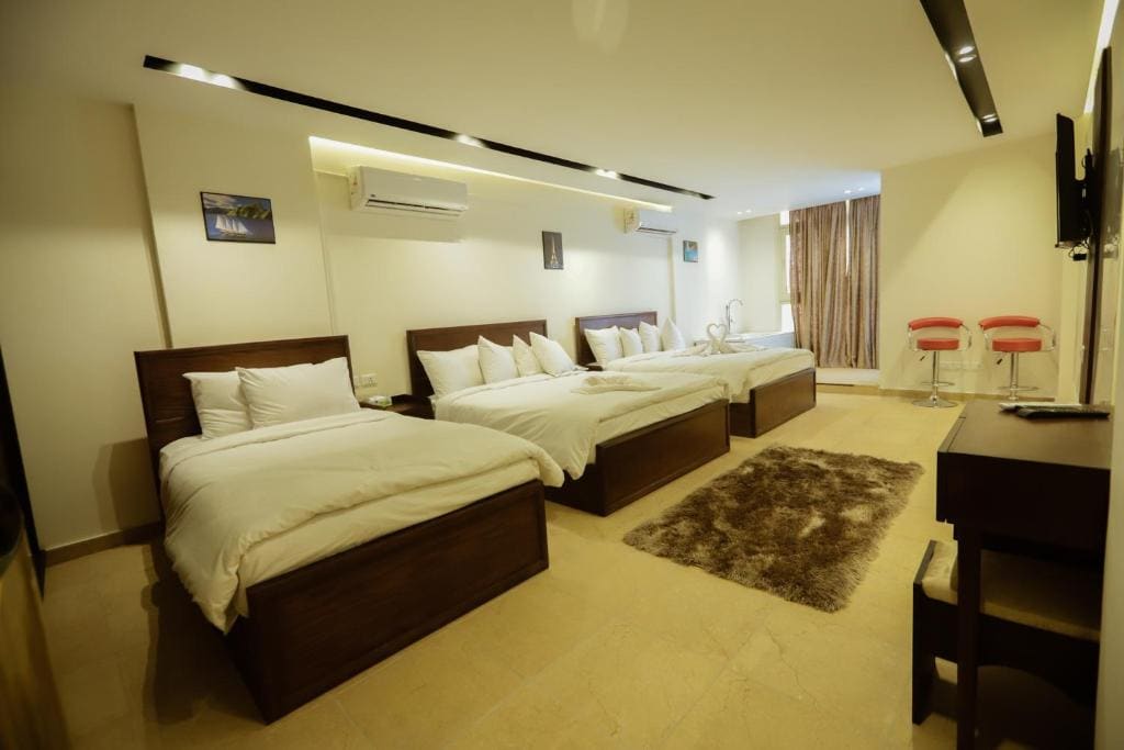 Suite with Pyramids View & Jacuzzi room - Image 3