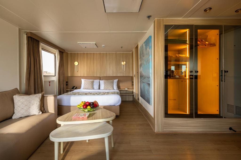 Suite with Balcony with Sightseeing room - Image 1