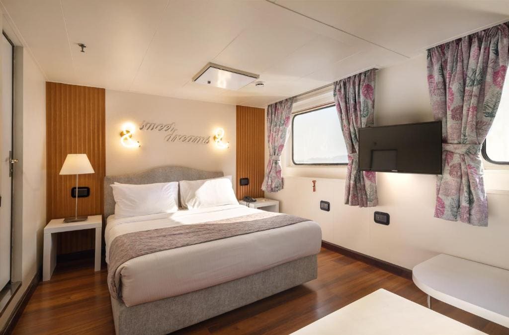 Suite with River View with Sightseeing room - Image 3