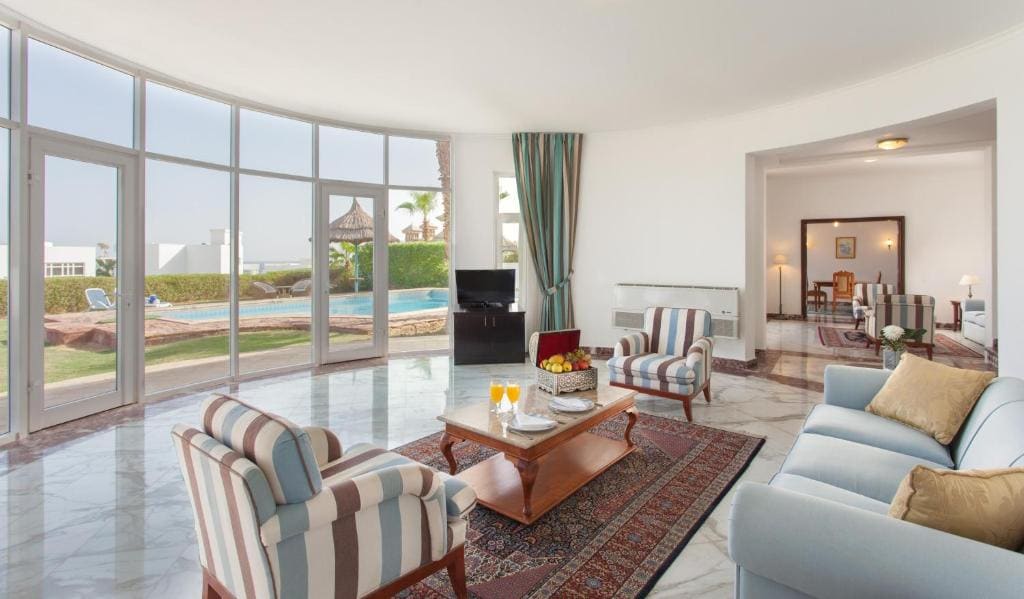 Deluxe 5 Bedroom Villa With Private Pool room - Image 2