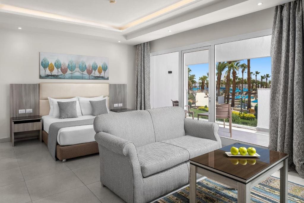 Deluxe Pool View Room room - Image 2