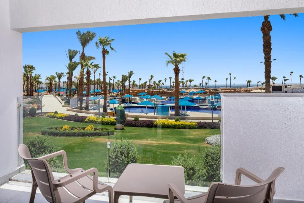 Deluxe Pool View Room room - Image 3