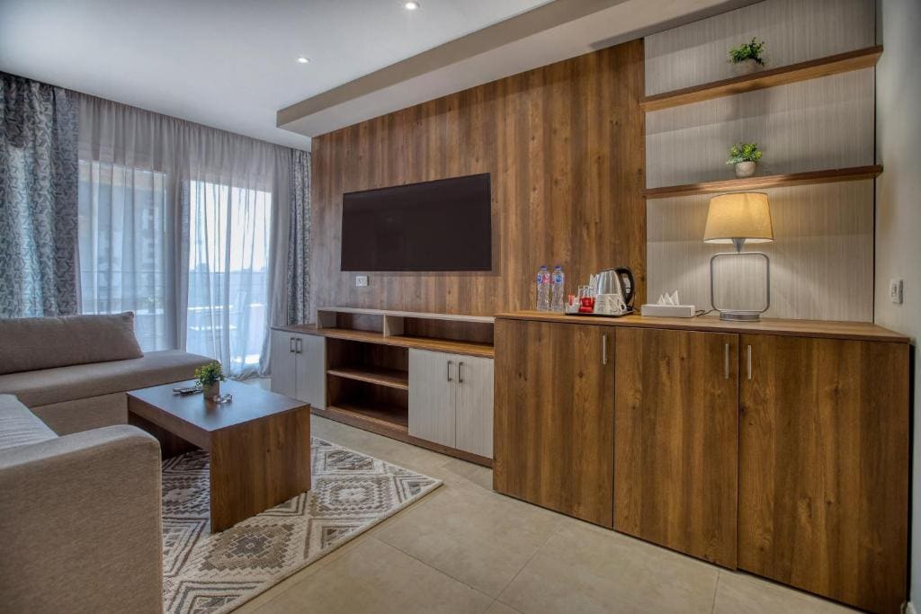 Executive Suite with Pyramids View and Jacuzzi room - Image 1