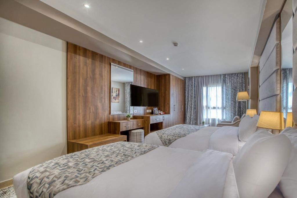 Family Room with Pyramids View room - Image 2