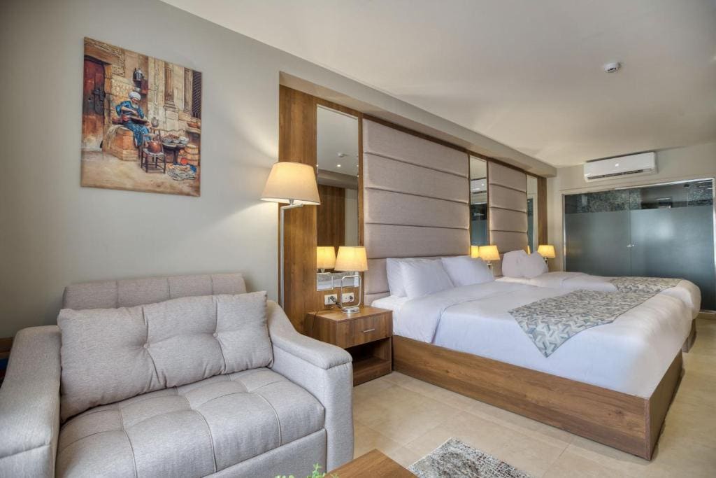 Family Room with Pyramids View room - Image 3
