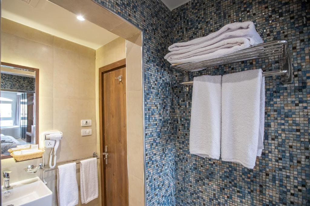 Junior Suite with Jacuzzi room - Image 2