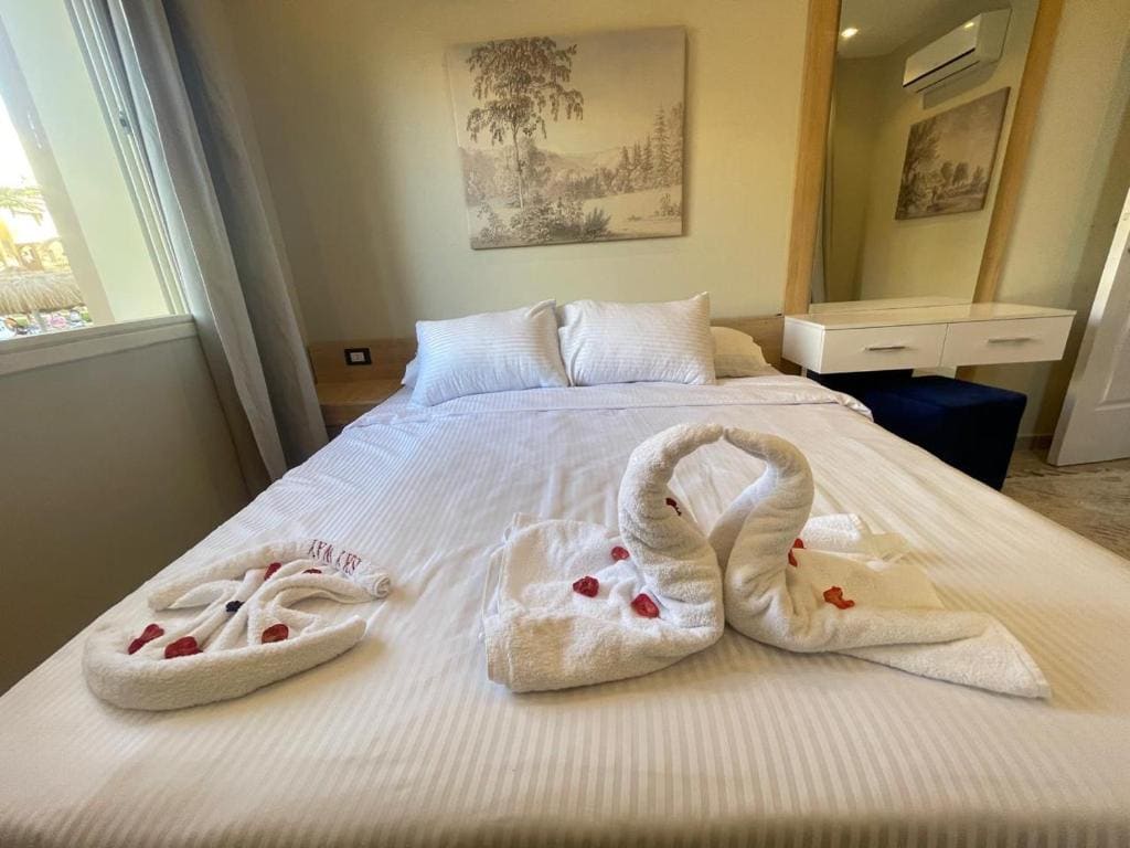 Double Room with Pool View room - Image 2