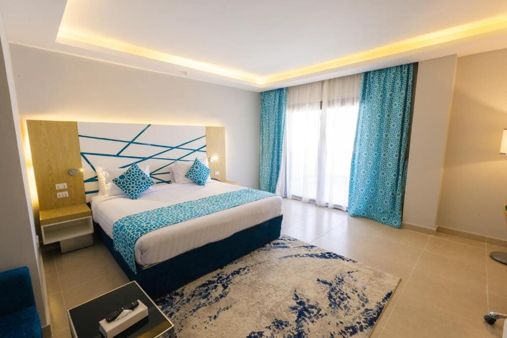 Deluxe Double Room with Sea View room - Image 3