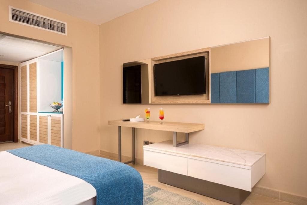 Superior Double Room with Garden and Promenade View room - Image 2