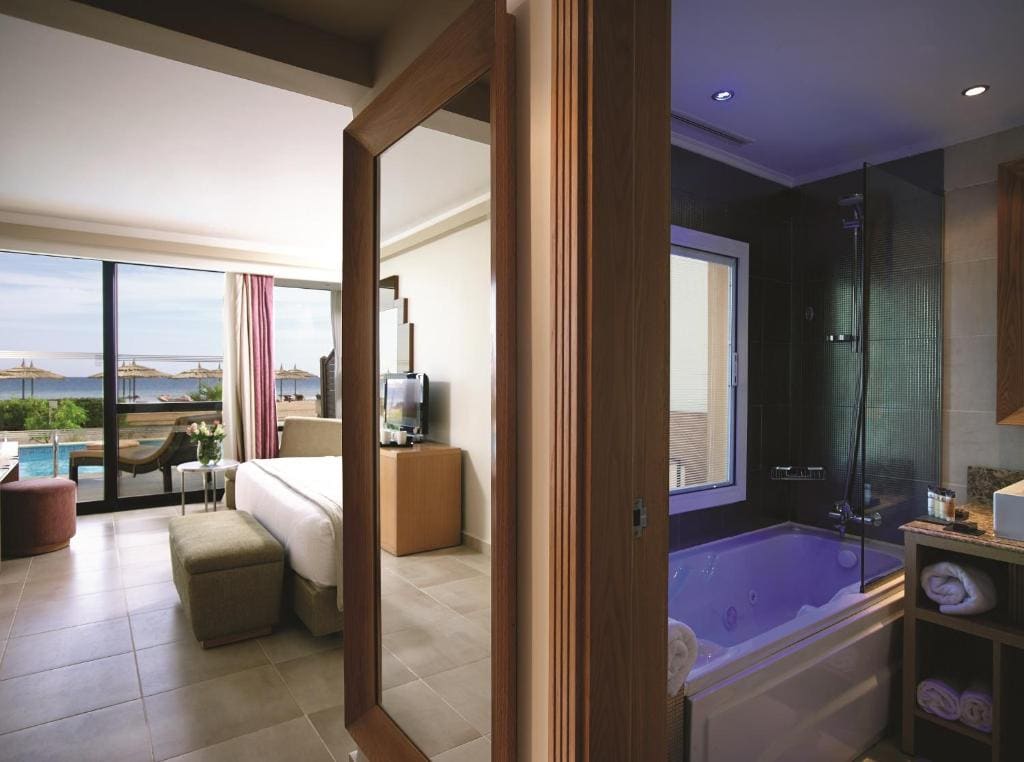 Swim-Up Room room - Image 2