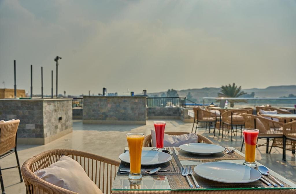 Standard Double Room With Panoramic Pyramids View room - Image 3