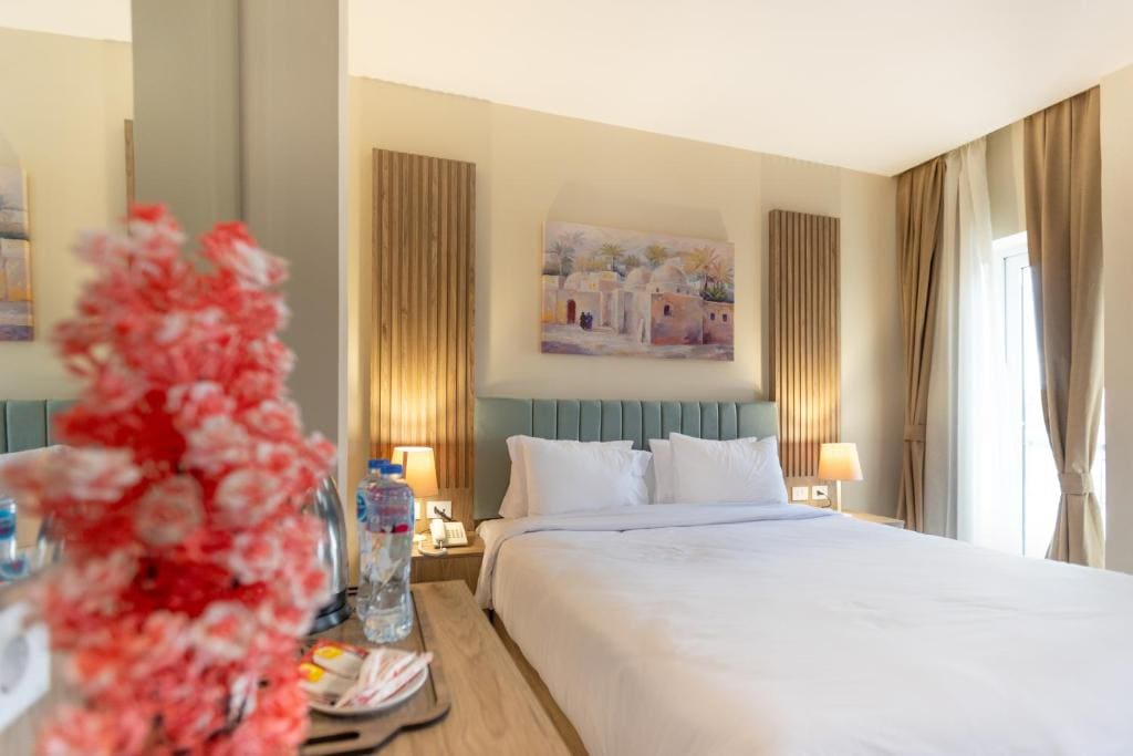 Deluxe Double Room With Panoramic Pyramids View room - Image 3