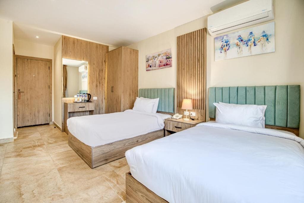 Deluxe Twin Room With Panoramic Pyramids View room - Image 3