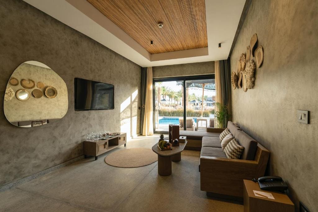 Executive Pool Suite - Posh Club room - Image 2