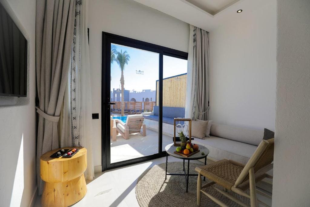Junior Swim-up Suite-Posh Club room - Image 2