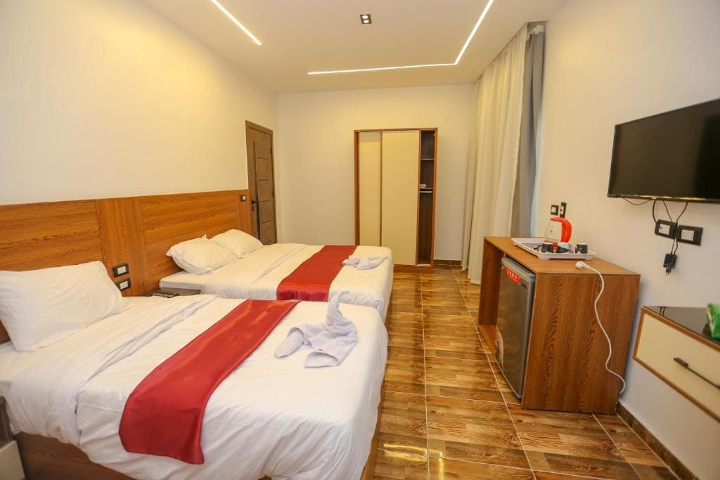 Deluxe Family Room room - Image 2