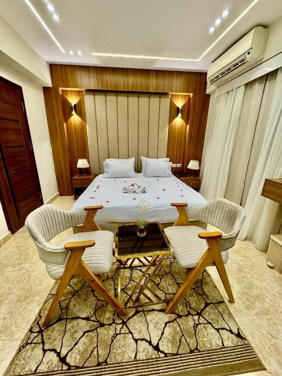 Deluxe King Suite room - Image 2